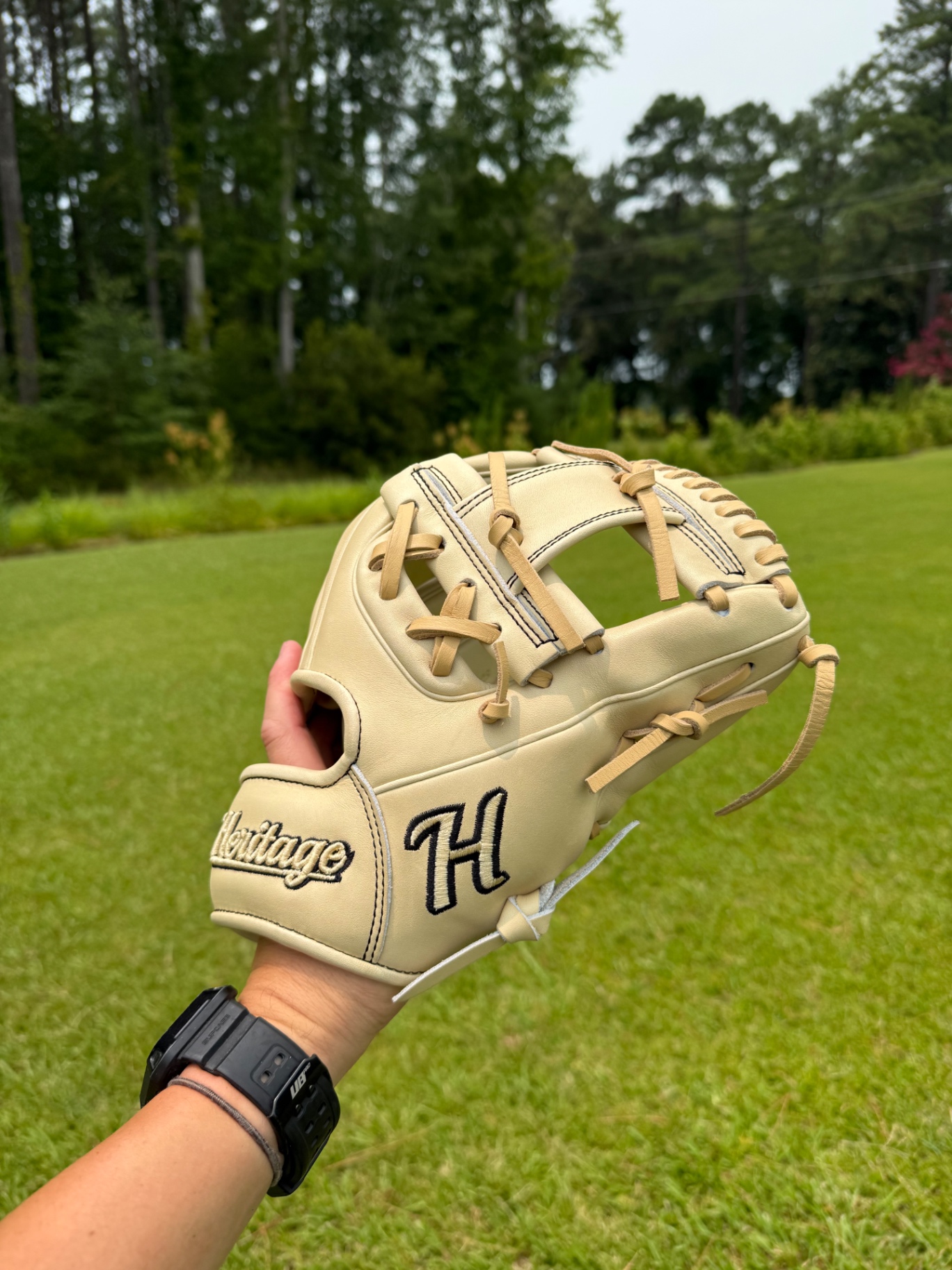 Cream Heritage glove with navy 'H' embroidery