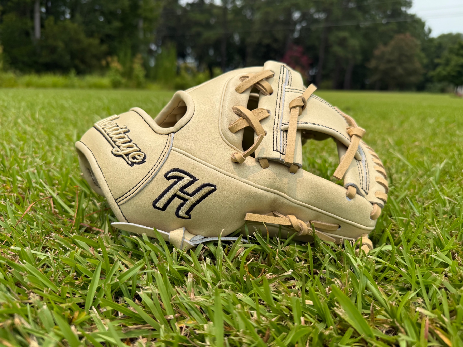 Cream Heritage glove with navy 'H' embroidery